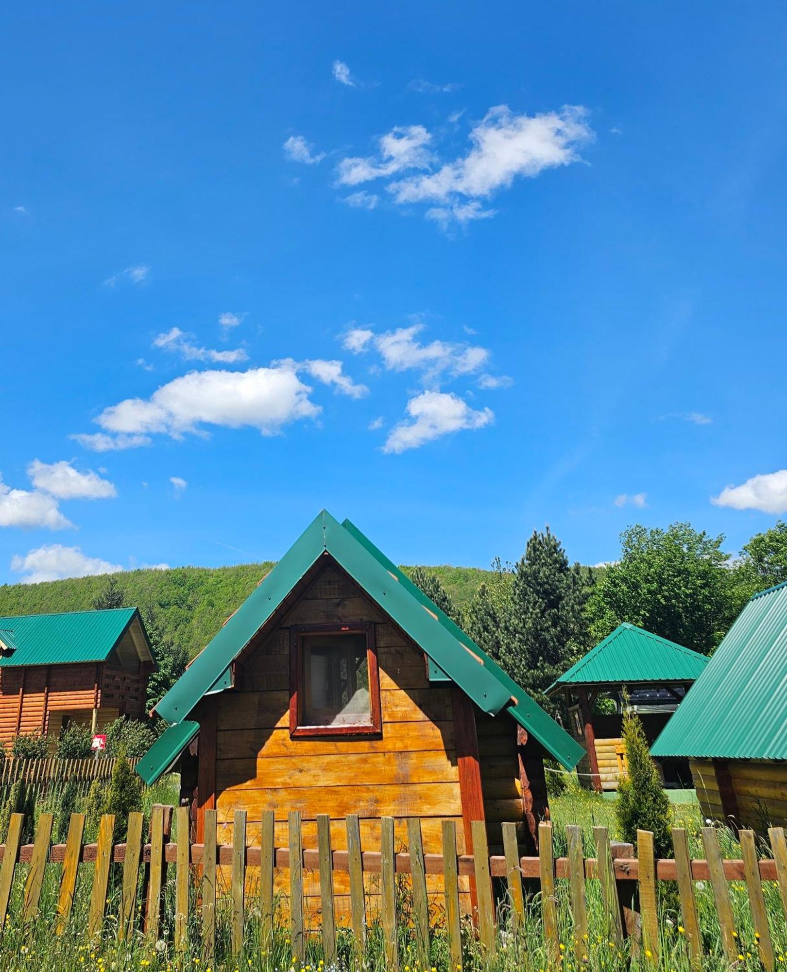 Konaci Oceva Zemlja Bungalovi Konaci Oceva Zemlja Vikendica Мойковац Экстерьер фото