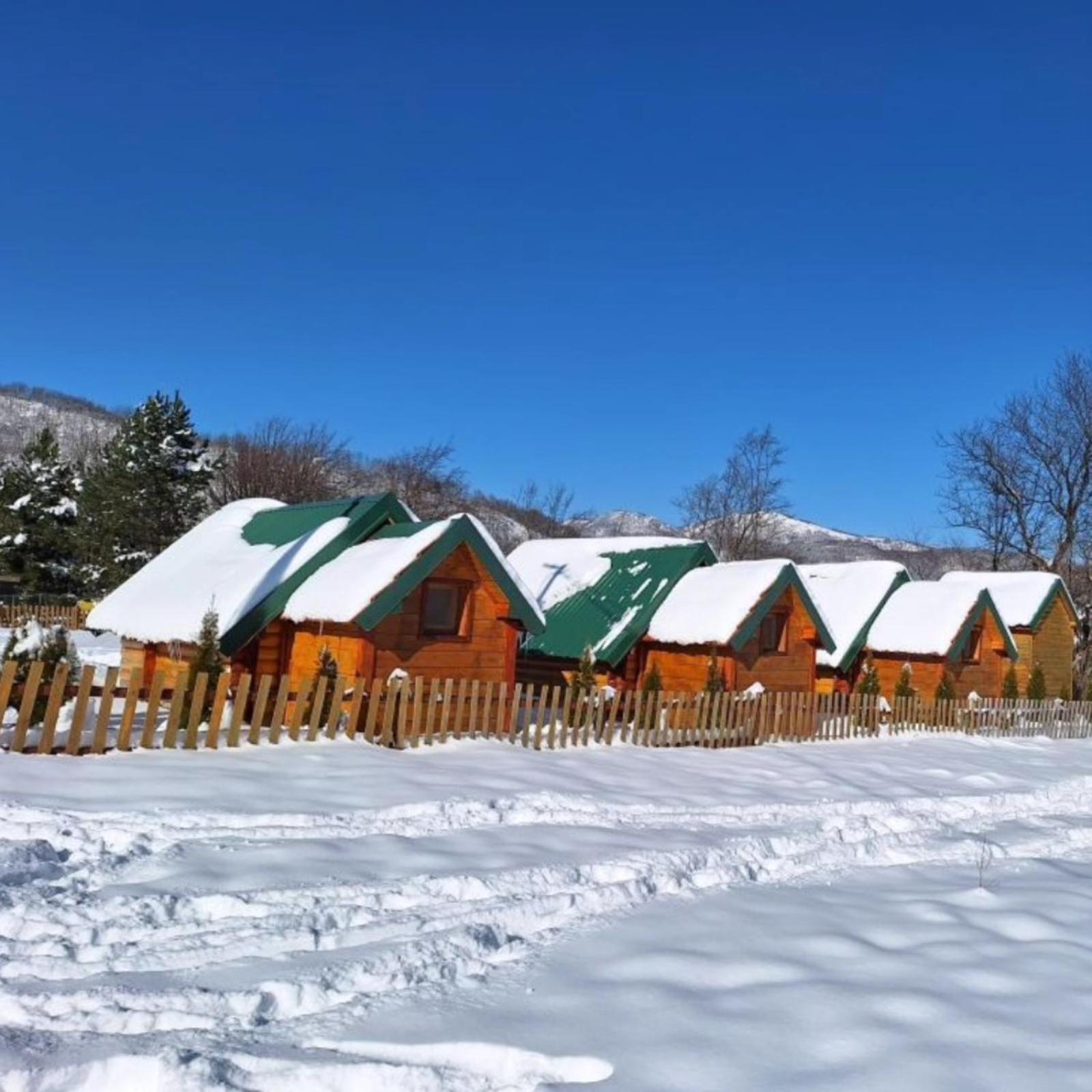 Konaci Oceva Zemlja Bungalovi Konaci Oceva Zemlja Vikendica Мойковац Экстерьер фото