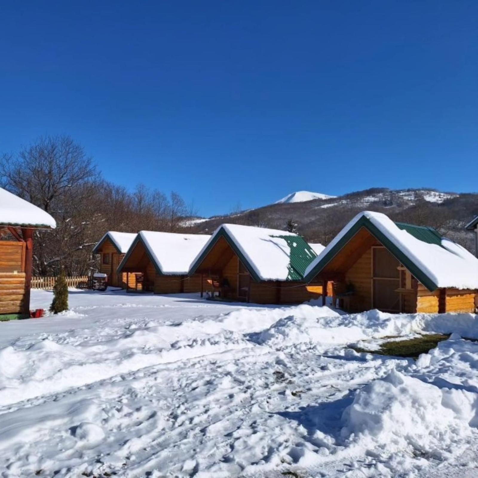 Konaci Oceva Zemlja Bungalovi Konaci Oceva Zemlja Vikendica Мойковац Экстерьер фото