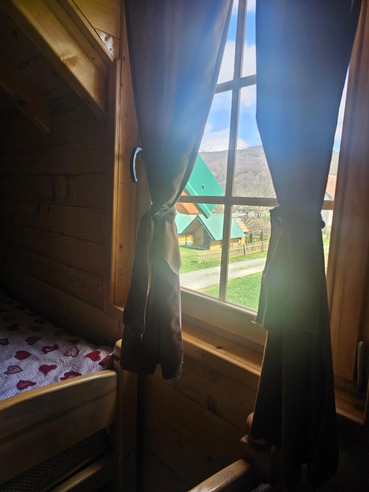 Konaci Oceva Zemlja Bungalovi Konaci Oceva Zemlja Vikendica Мойковац Экстерьер фото